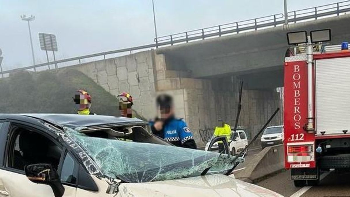 Imagen del un accidente de tráfico en los acceso a León capital, imagen de archivo.