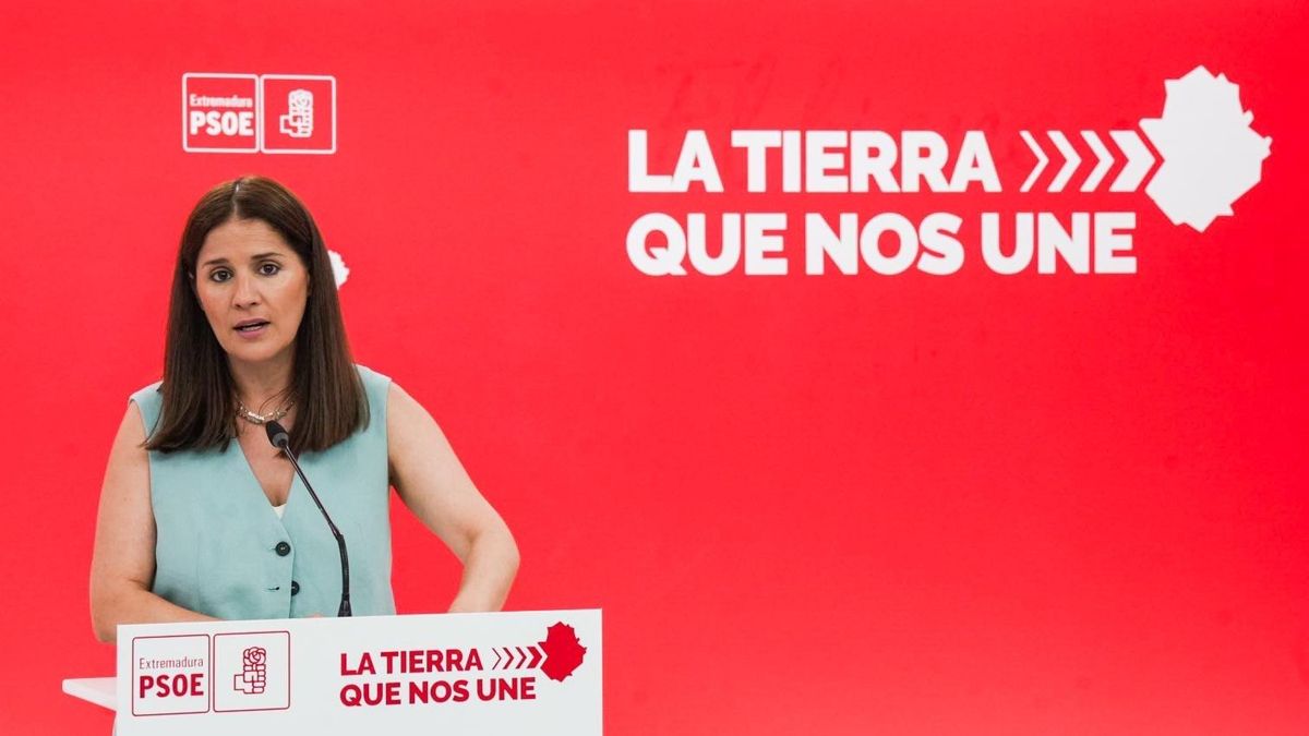 La portavoz del PSOE de Extremadura, Isabel Gil Rosiña, en la rueda de prensa de este miércoles