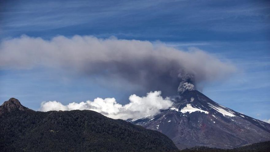 De 2.847, el volcán Villarrica registró su última erupción importante en 2015, lo que dejó al macizo con un cráter descubierto de 200 metros diámetro, con una fumarola continua y un lago de lava casi permanente.