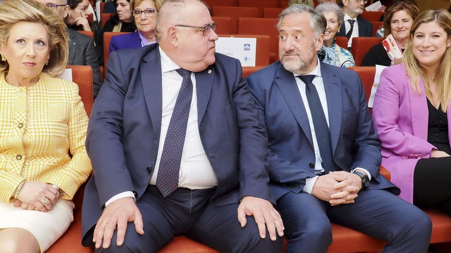 El consejero de Sanidad reconoce que "no es la situación ideal" contratar a 235 médicos sin la especialidad de Familia