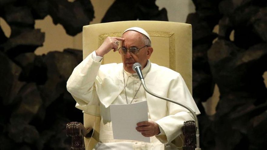 El papa Francisco es progresista y sabe estar en el siglo XXI, según una grafóloga