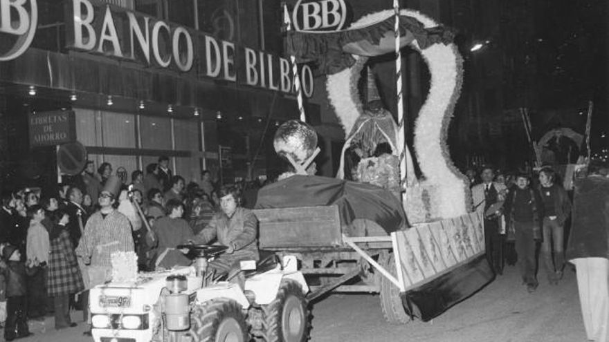 César Sánchez / ICAL Imagen antigua del Mago Chalupa en una de sus cabalgatas