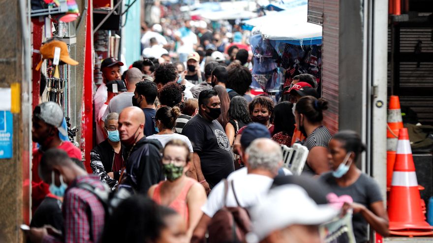 Decenas de personas caminan en una concurrida vía comercial, en el centro de Sao Paulo (Brasil). EFE/Sebastiao Moreira/Archivo