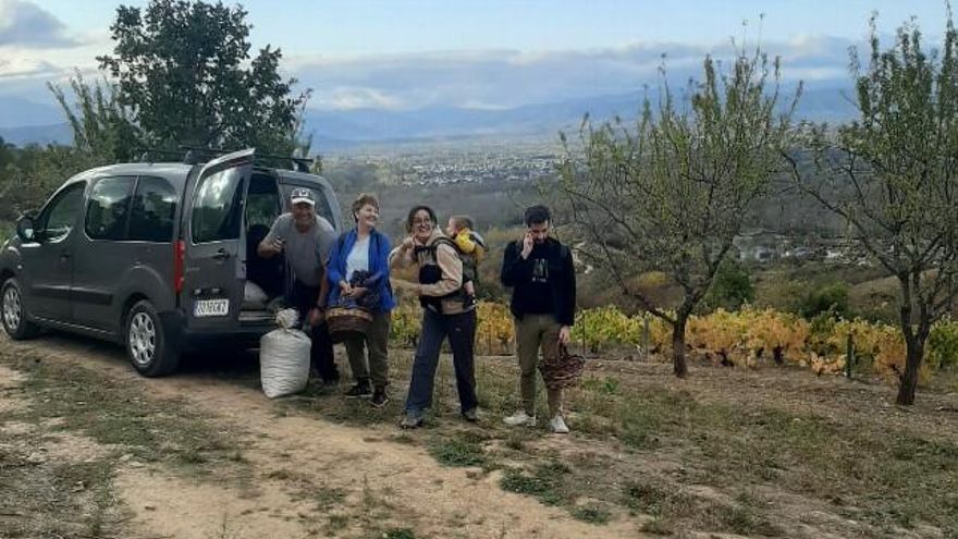 Saray Arias, ‘apañando’ castañas con su familia. Su pareja, Sergio Escribano, está al teléfono.