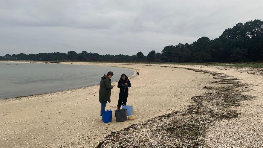 Voluntarios y ecologistas temen ya un vertido eterno mientras esperan que la Xunta desbloquee la llegada de ayuda