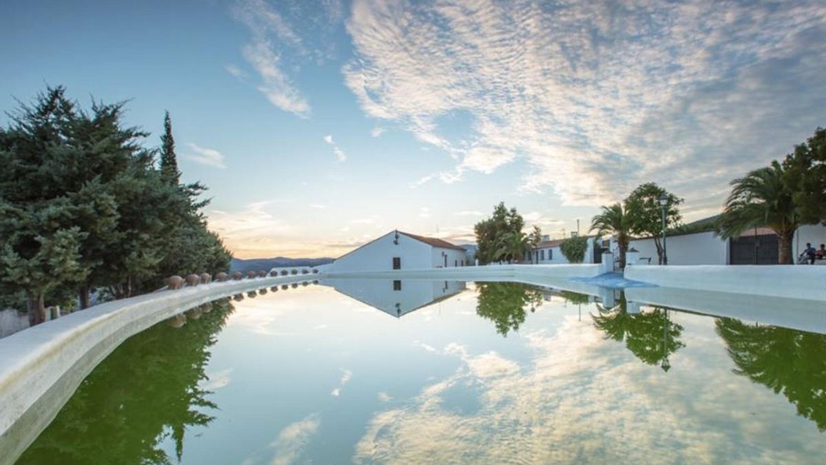 La piscina de 8.000 metros cuadrados y agua de manantial que está situada en pleno centro de este pequeño pueblo
