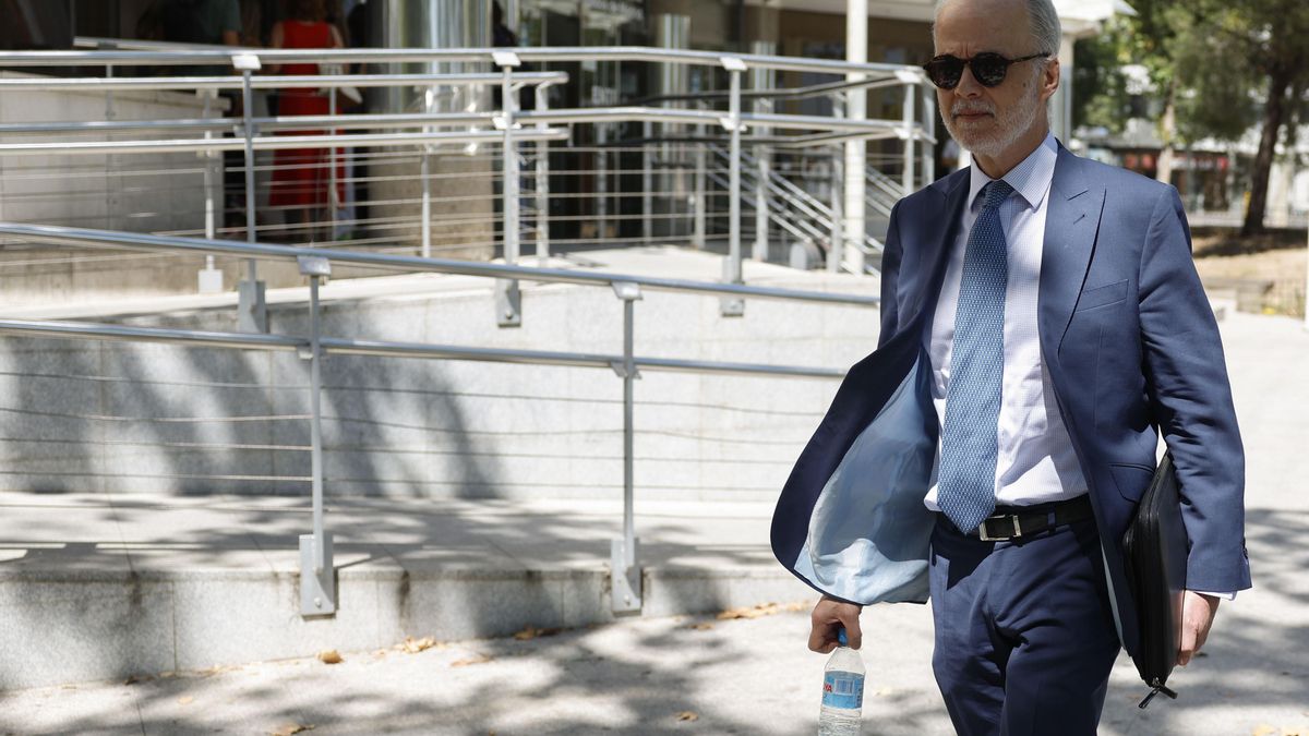 El abogado de Begoña Gómez, Antonio Camacho, a su salida de los juzgados de la plaza de Castilla en una imagen de archivo.