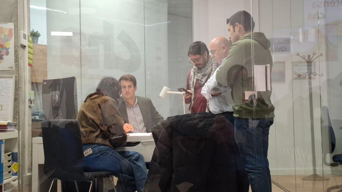 Lasobras y Pueyo, sentados, instantes antes de la comparecencia ante los medios.