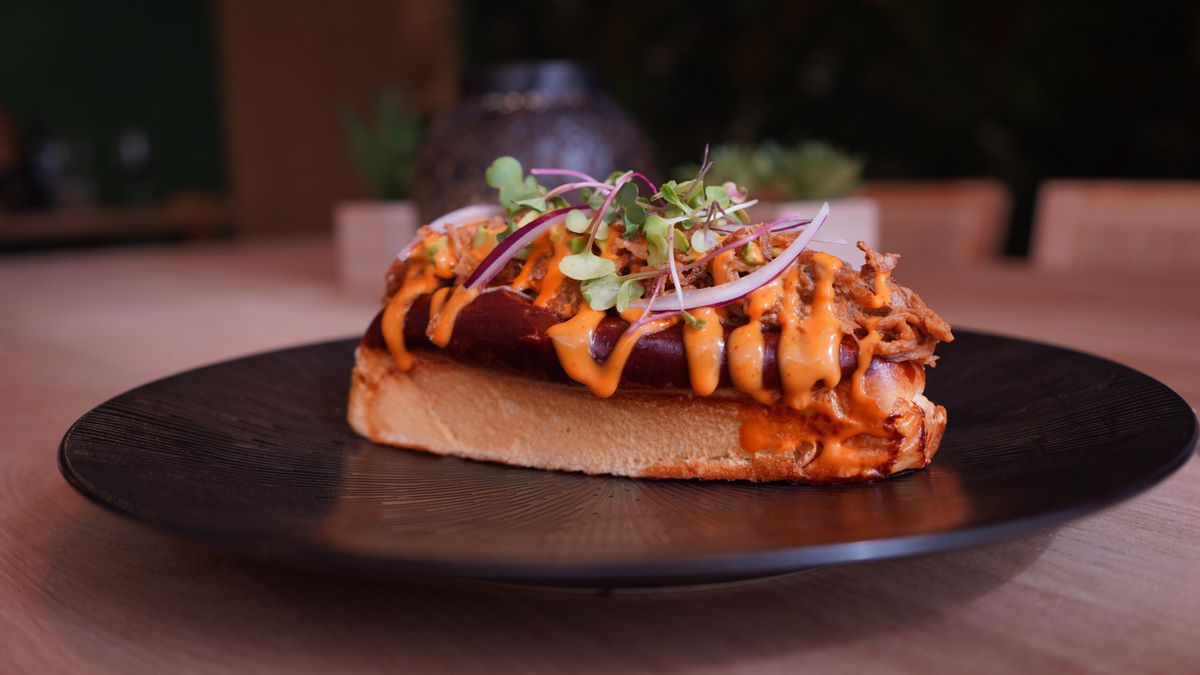 Brioche de pulled pork con aguacate, cebolla en texturas y mayonesa sriracha.