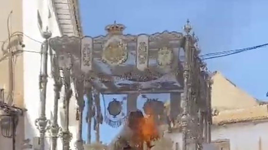 Arde una imagen de la Virgen del Rocío en plena procesión en Vélez-Málaga