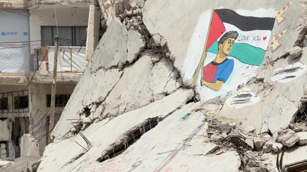 Un mural del futbolista Lamine Yamal sobre las ruinas de una casa destruida por ataques israelíes en el campamento de refugiados de Al Shati, al oeste de la ciudad de Gaza. Mayo de 2026.