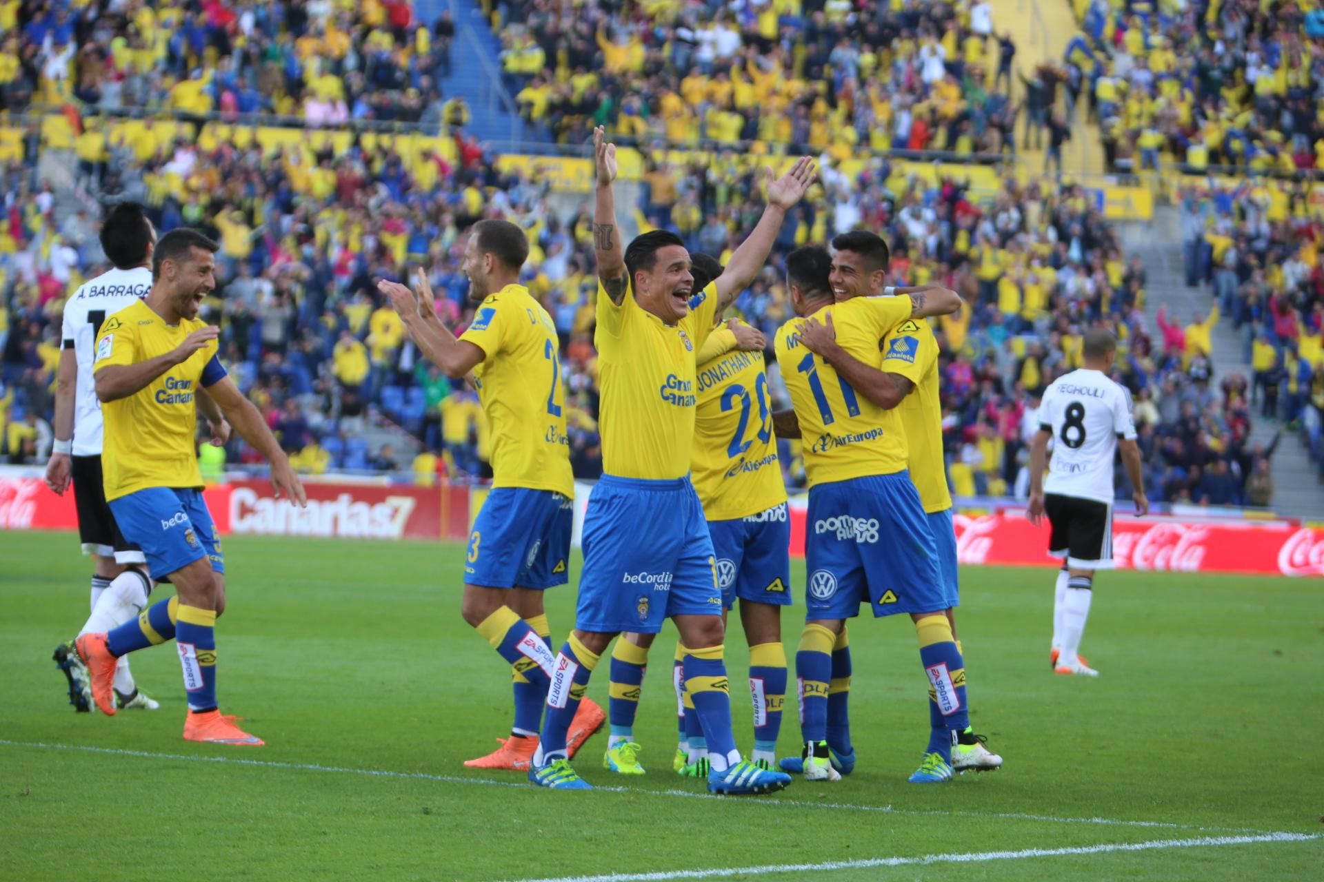 Partido entre la UD Las Palmas y el Valencia CF en el Estadio de Gran Canaria. (Alejandro Ramos).