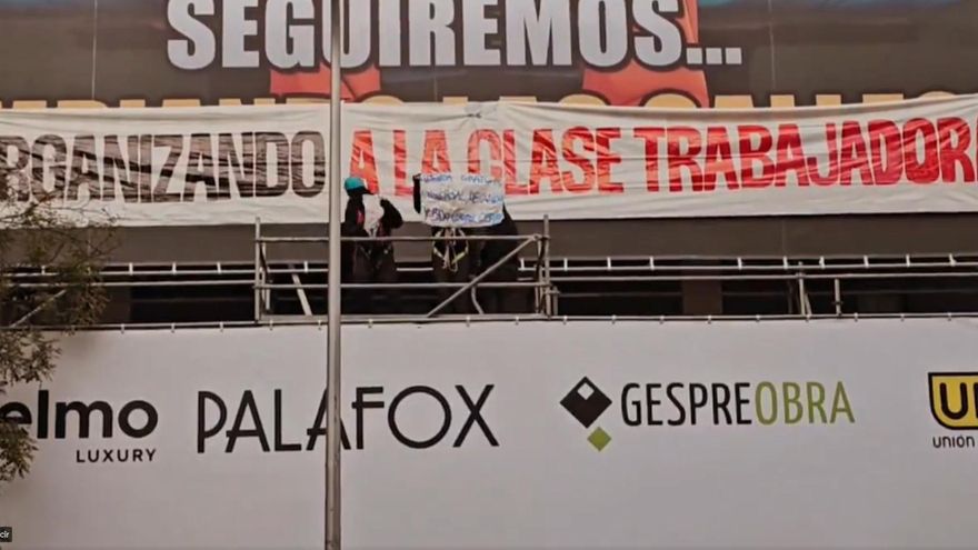 El movimiento por la vivienda de Madrid tapa la lona de Desokupa con un lema antifascista