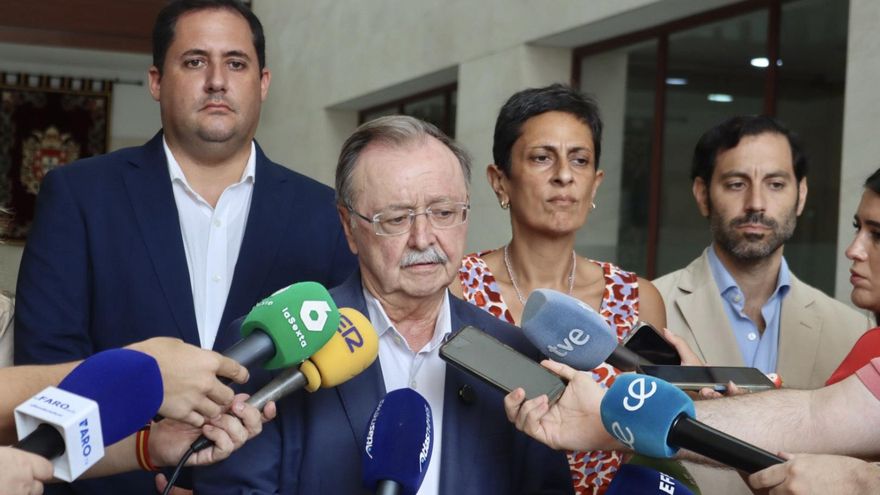 Juan Jesús Vivas, presidente de la Ciudad Autónoma de Ceuta, realiza declaraciones tras reunirse con la ministra de Juventud e Infancia, Sira Rego,