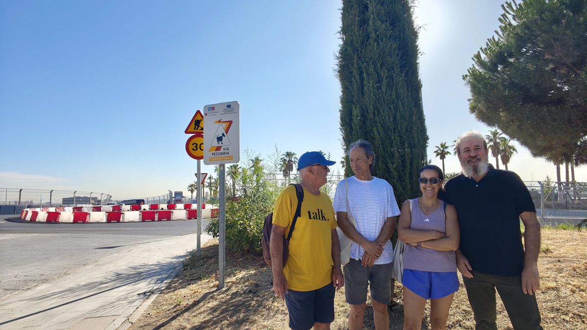 Toni, Jesús, Inmaculada y Constantino, entre el barrio de Las Cárcavas y el recinto de Madring.