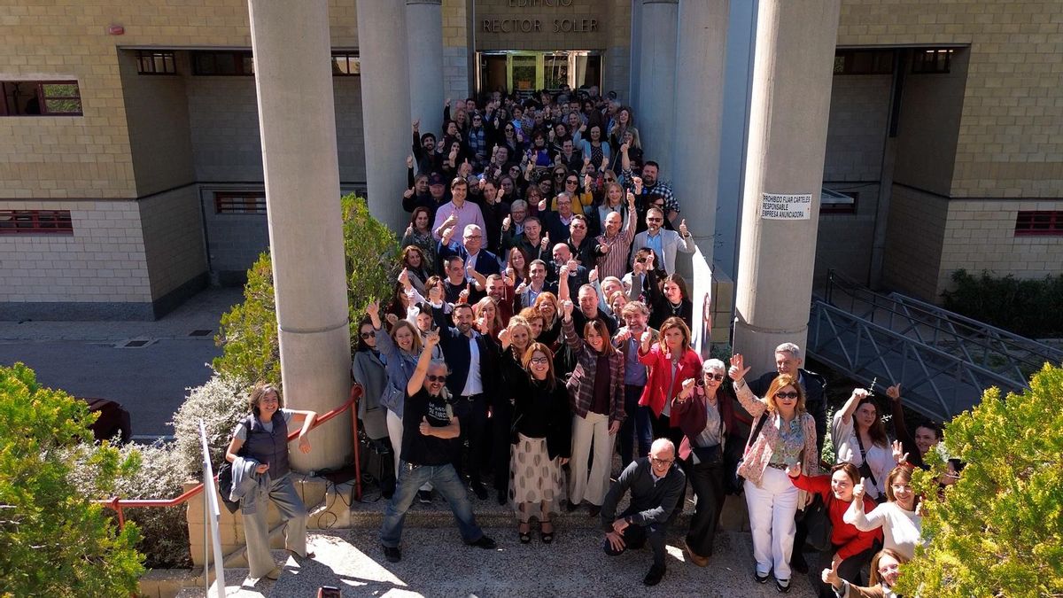 La aspirante a rectora acompañada de su equipo durante la presentación de su candidatura
