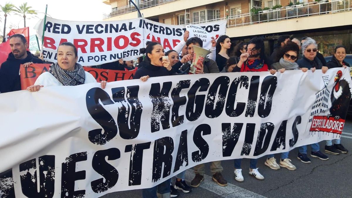 "Nos chupan la sangre": una protesta arropa en Sevilla a 11 familias expulsadas de sus VPO tras comprarlas un banco