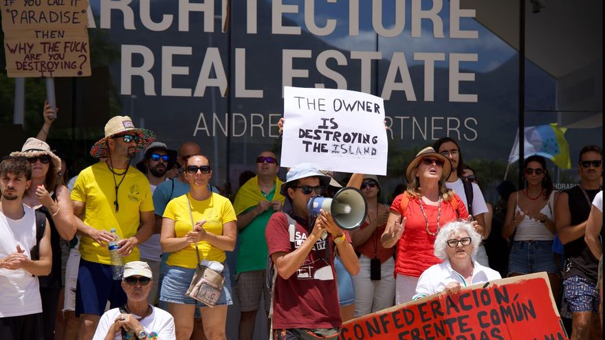 Protesta contra el proyecto turístico de Cuna del Alma frente a un hotel de su promotor: "No vamos a parar"