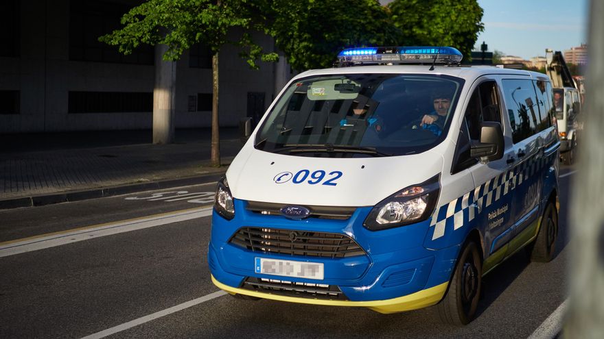 Un coche patrulla de la Policía Municipal en Pamplona