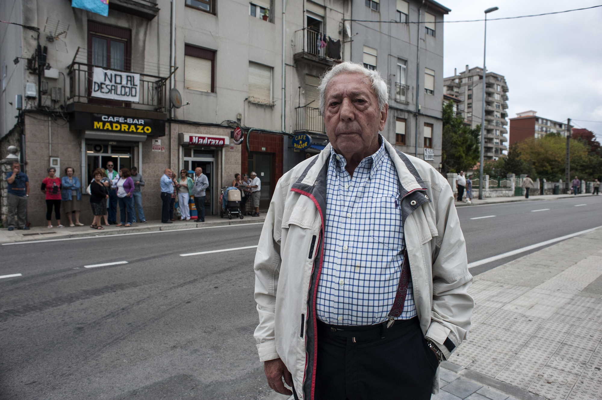 Eugenio Velarde frente a las viviendas de El Pilón que quieren desalojar para construir nuevos edificios. | Joaquín Gómez Sastre