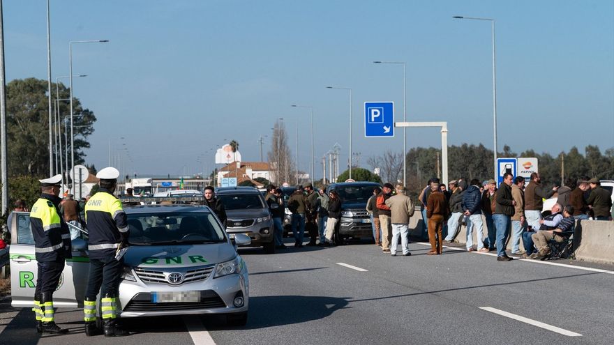 La policía de Portugal mientras los agricultores portugueses cortan la autopista A6 en las inmediaciones de la frontera con España, a 1 de febrero de 2024, en Rincón de Caya, Badajoz, Extremadura (España).
