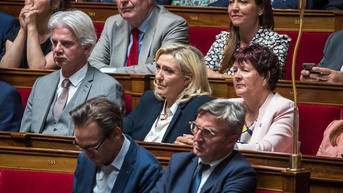 Le Pen y los diputados de su partido en la primera sesión de la nueva Asamblea nacional el 28 de junio.
