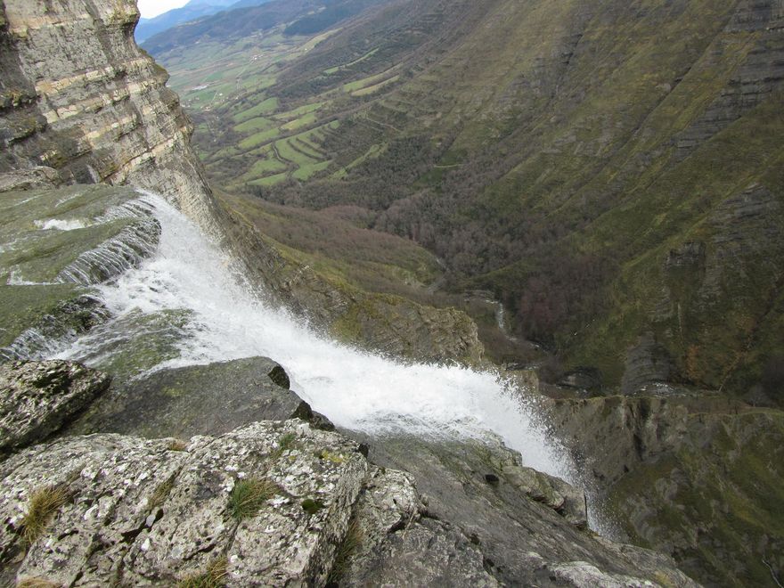 Salto del Nervión. Con más de 220 metros es la cascada más alta de la Península Ibérica.