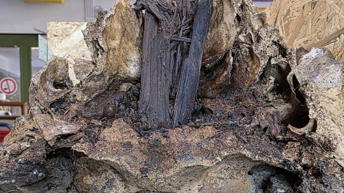 El objeto conserva un elemento interno sin huellas de manipulación