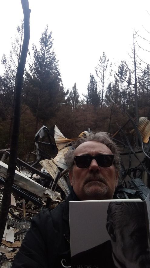 Cristian Aliaga frente a la Editorial Hudson, donde unos dos mil libros quemaron.