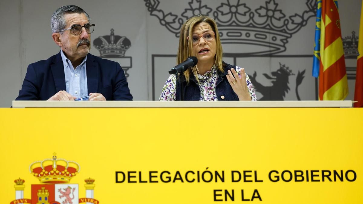 La delegada del Gobierno en la Comunitat Valenciana, Pilar Bernabé, acompañada por el comisionado del Gobierno para la reconstrucción, José María Ángel.