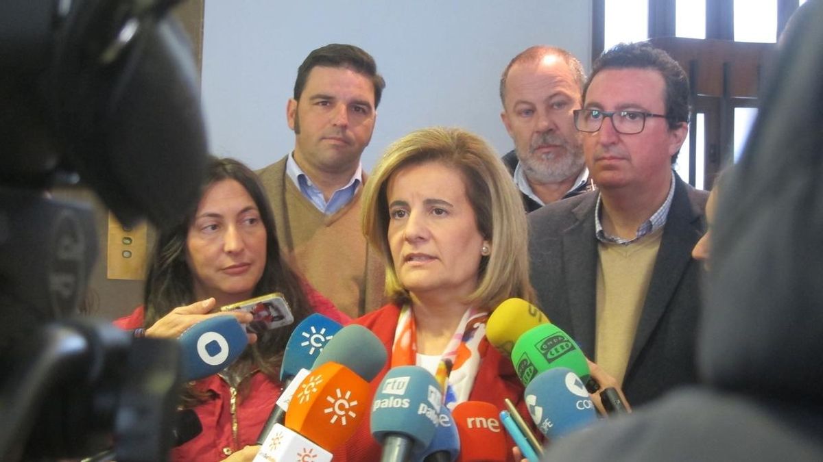 Báñez pide tranquilidad a la plantilla de Abengoa y asegura que están "a tiempo" de buscar una solución