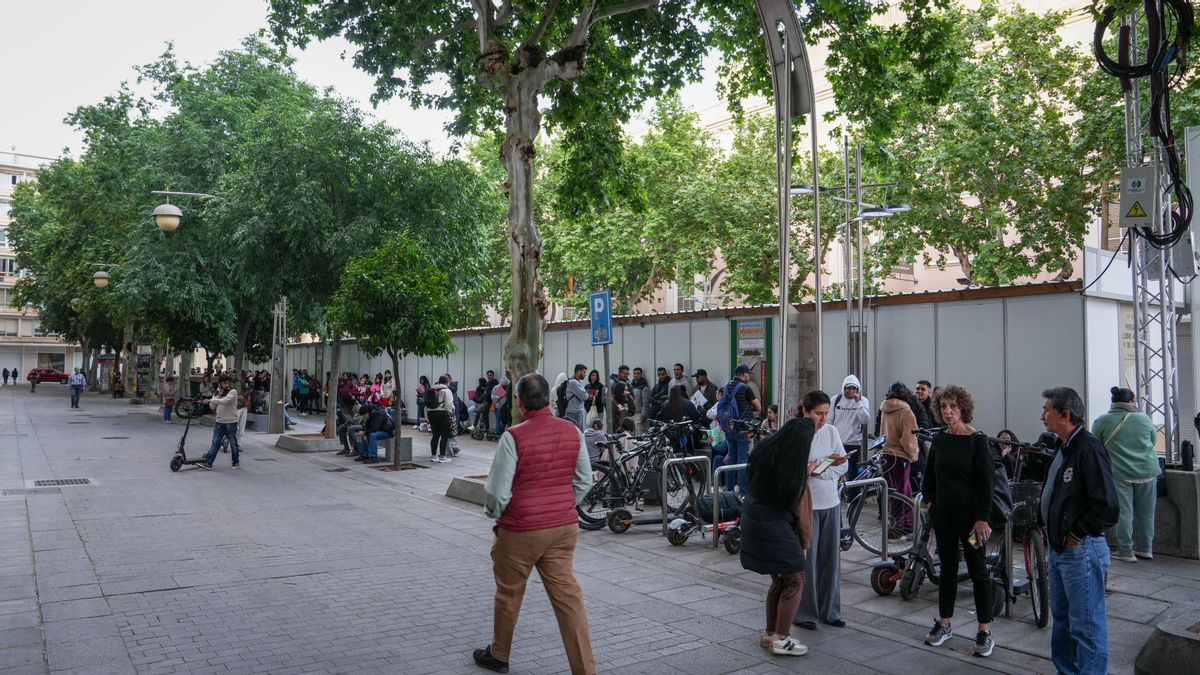 Largas colas de personas migrantes durante la atención presencial para su regularización