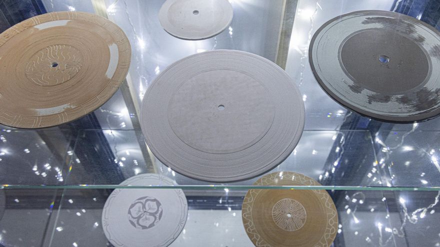 Discos de música en arcilla: arqueología del sonido analógico en plena era digital