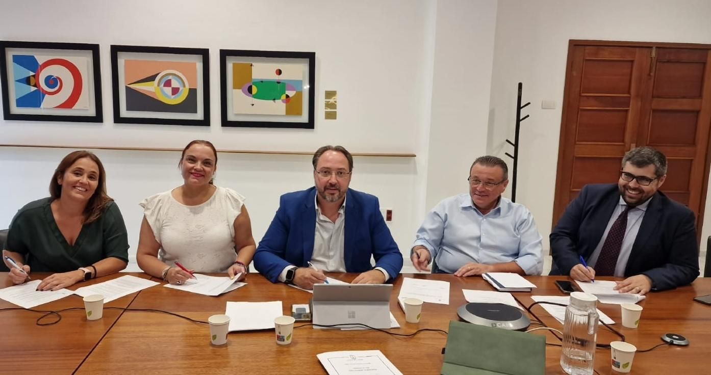 Cabildo y sindicatos alcanzan un acuerdo para desconvocar las movilizaciones de personal en los centros sociosanitarios.