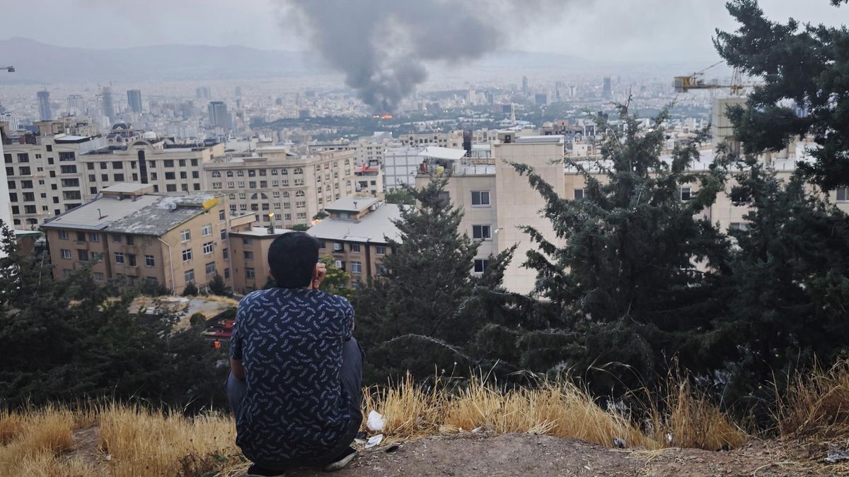 Un hombre observa un área bombardeada de Teherán el 16 de junio de 2025.