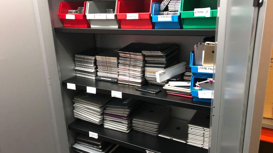 Armario repleto de dispositivos Apple en objetos perdidos