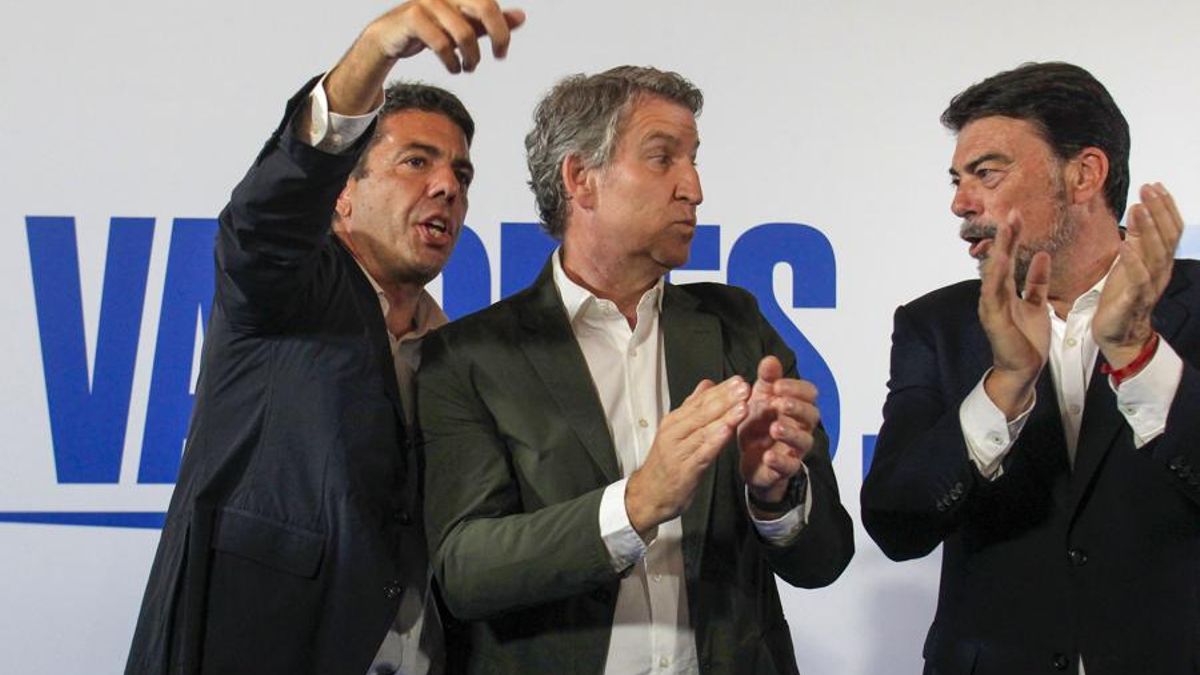 El presidente del PP, Alberto Núñez Feijóo, el presidente del PPCV y de la Generalitat, Carlos Mazón (i), y el alcalde de Alicante, Luis Barcala (d), durante el acto celebrado con militantes en Alicante.