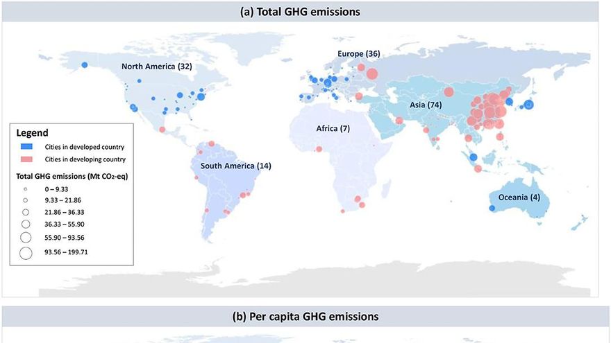 Las (a) emisiones totales de GEI y (b) las emisiones de GEI per cápita de 167 ciudades, según los datos más recientes.