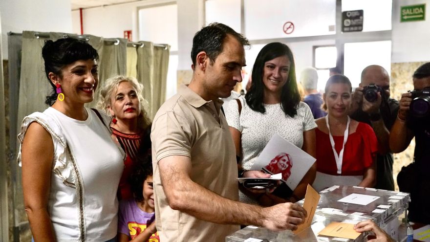 Toni Valero, coordinador general de IU Andalucía, ejerce su derecho al voto en las elecciones generales del 23 de julio