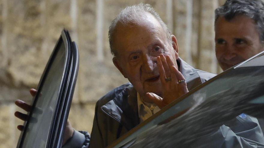 El rey emérito Juan Carlos I a su salida a la cena a la que ha acudido hoy sábado en la localidad pontevedresa de Sanxenxo.