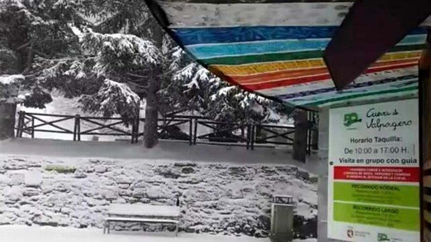 Acceso a la Cueva de Valporquero cubierto de nieve.