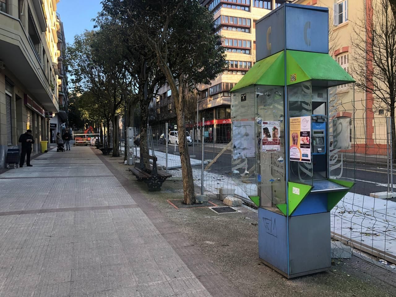Cabina de teléfono en la calle Urbieta de Hernani, Gipuzkoa