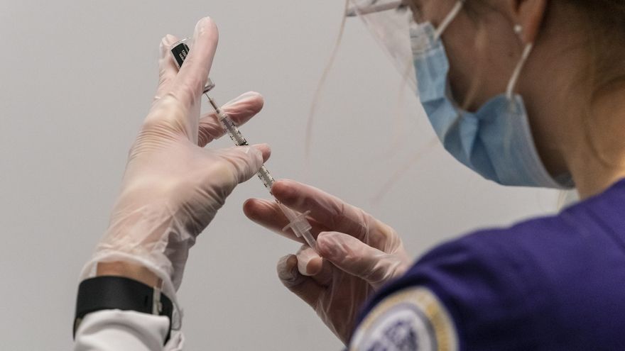 Los primeros participantes del ensayo clínico ya han recibido la inyección inicial de esta vacuna, que desarrolló Pfizer junto con la alemana BioNTech. EFE/Stephen Brashear/Archivo