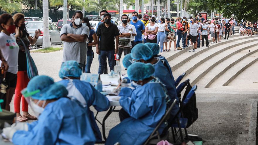 Varias personas acuden para realizarse una prueba de covid-19 hoy, en Acapulco, estado de Guerrero (México). EFE/ David Guzmán