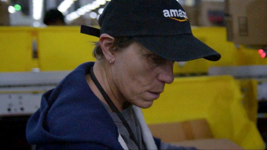 Fern trabajando en un almacén de Amazon