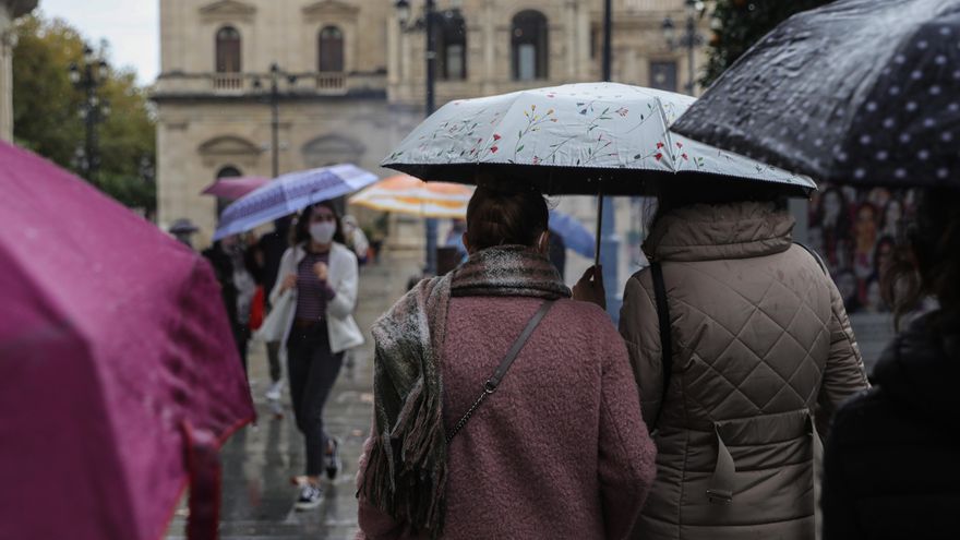 La lluvia y el frío marcan el puente de la Constitución en Sevilla