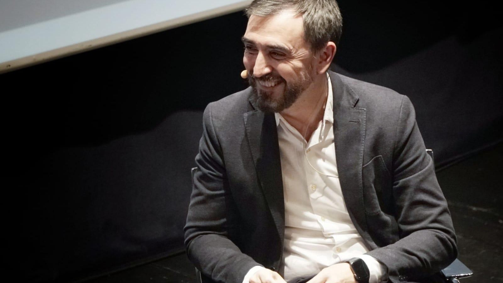 Ignacio Escolar sonríe durante su entrevista con Esther Palomera.