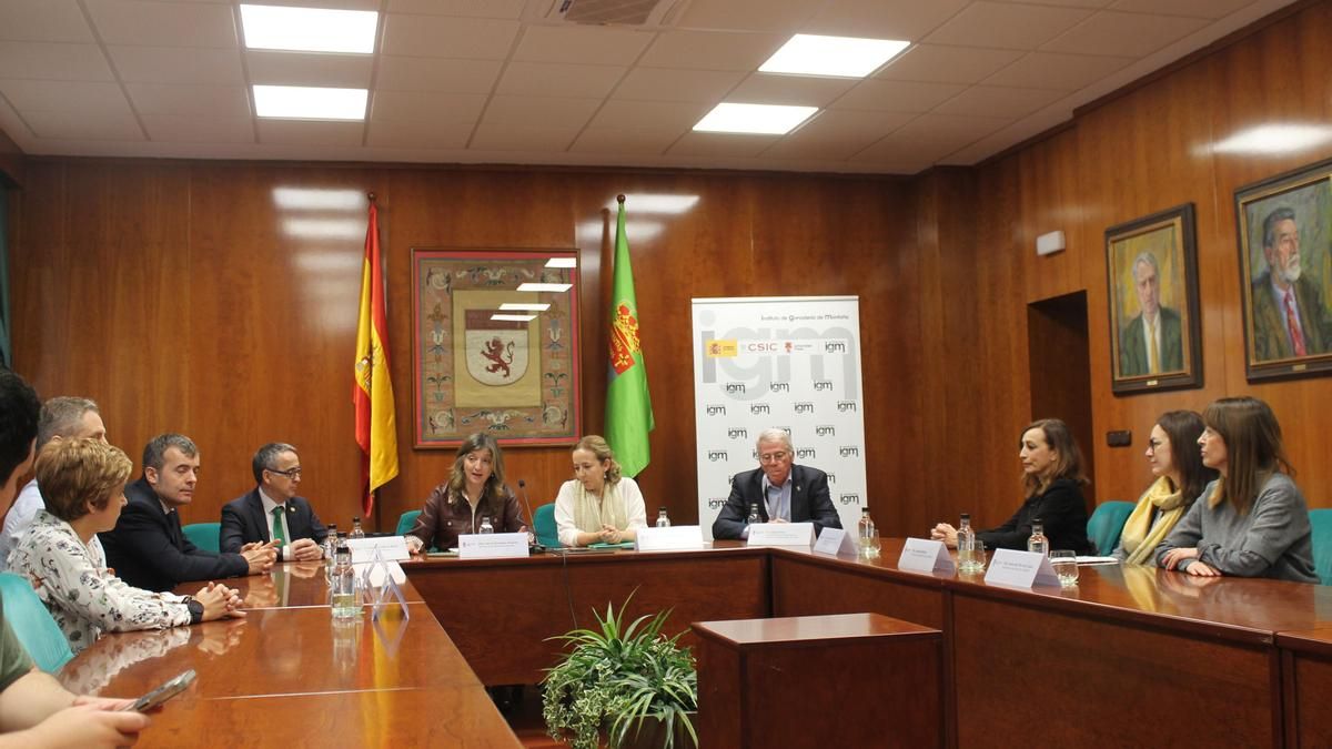 Firma del convenio entre representantes de la ULE y del CSIC.