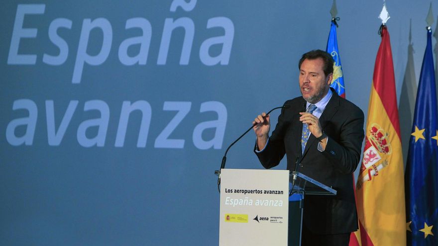 El ministro de Transportes, Óscar Puente, durante la presentación de las inversiones previstas en los aeropuertos durante el quinquenio 2027-2031, que se espera que dupliquen las de los últimos años.