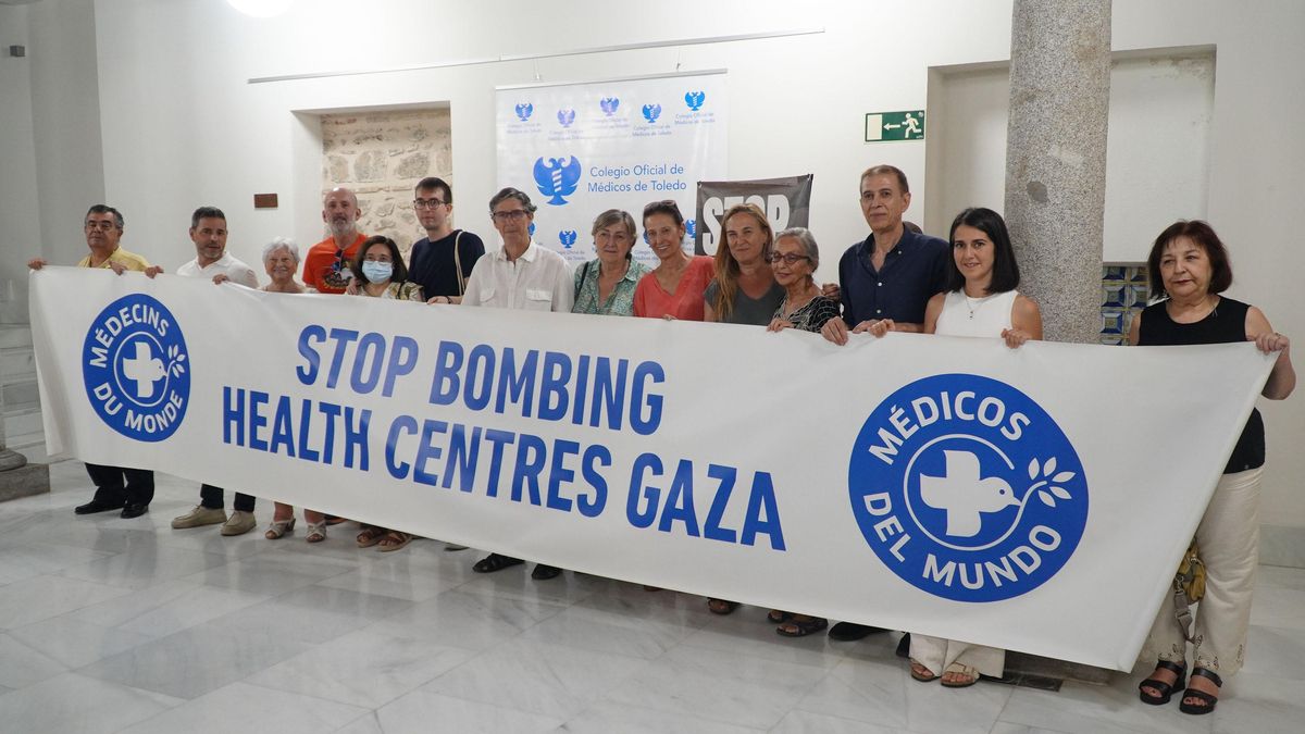 Ponentes e integrantes del Colegio Oficial de Médicos de Toledo portan una pancarta que piden parar de bombardear los centros sanitarios de Gaza